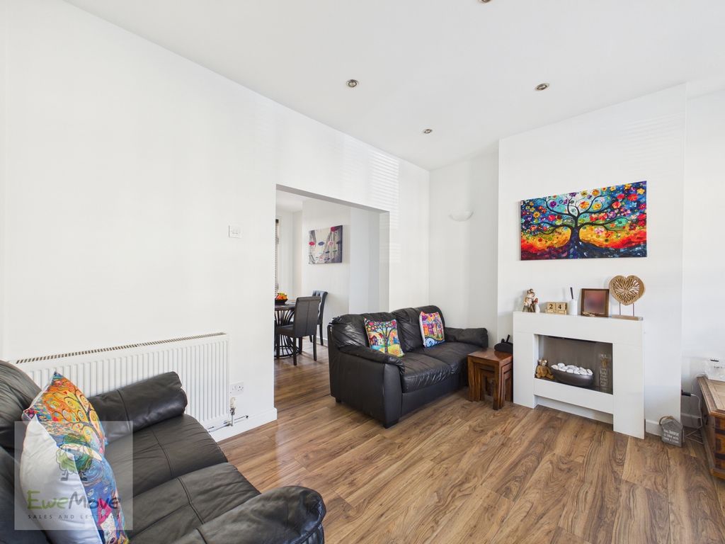 Property photo 3 of 21 Living Room