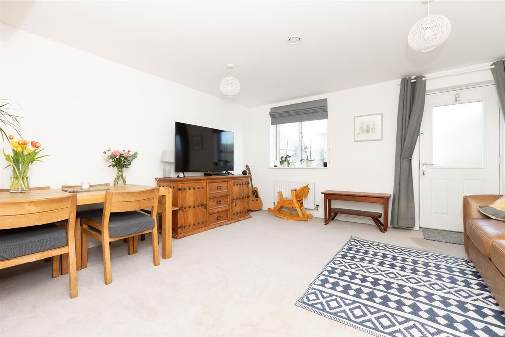 Property photo 3 of 11 Lounge