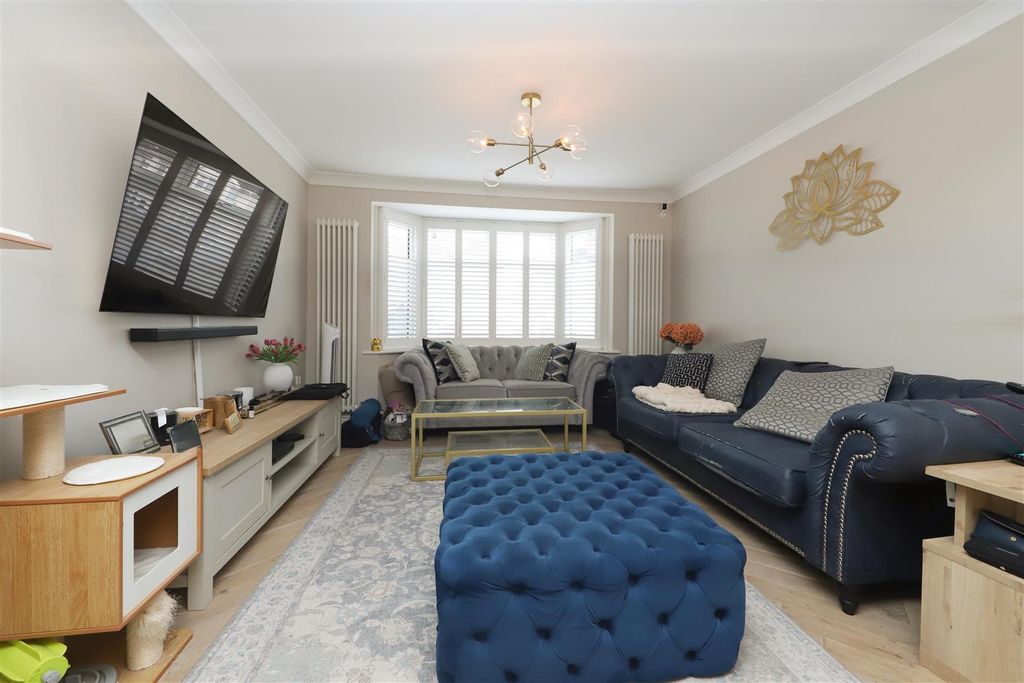 Property photo 3 of 11 Living Room