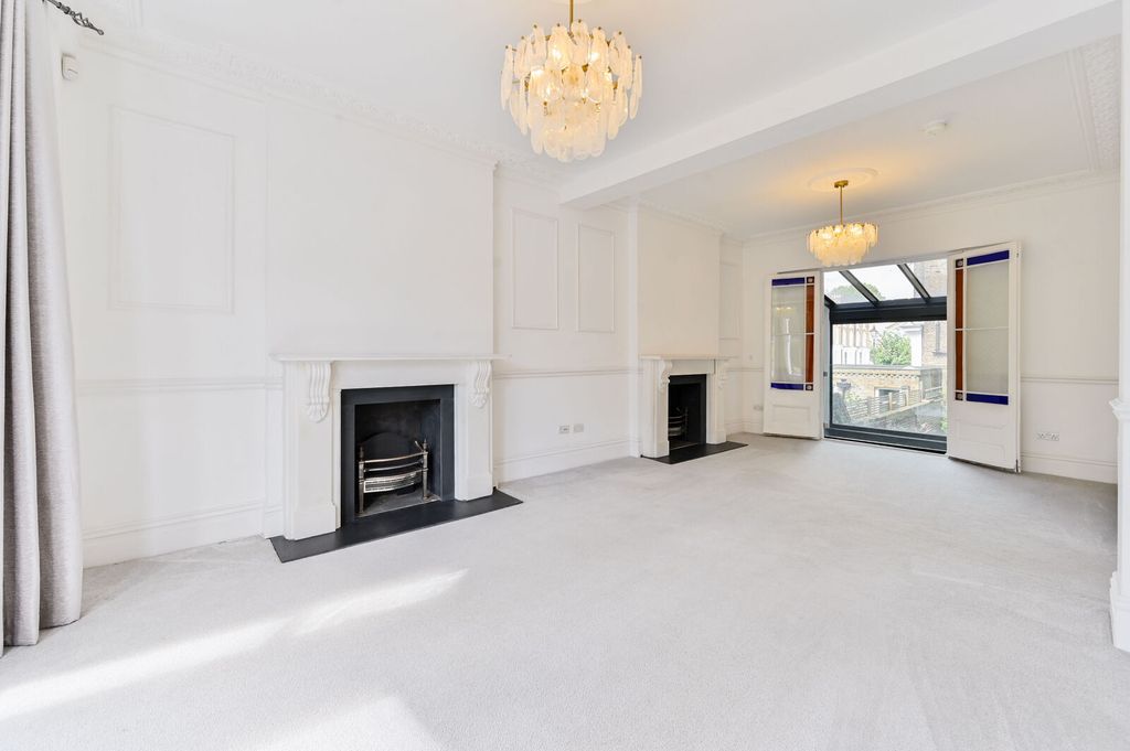 Property photo 2 of 32