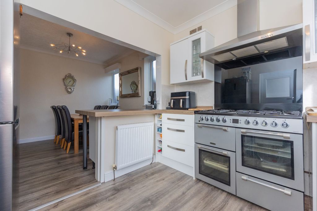 Property photo 3 of 27