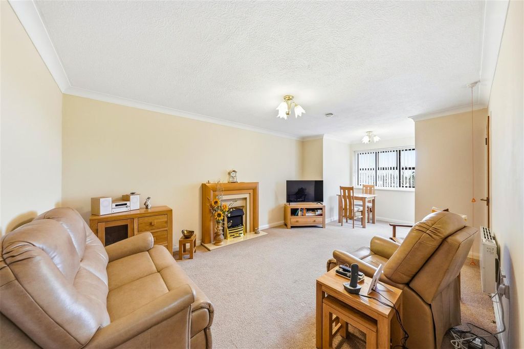 Property photo 2 of 20 Lounge