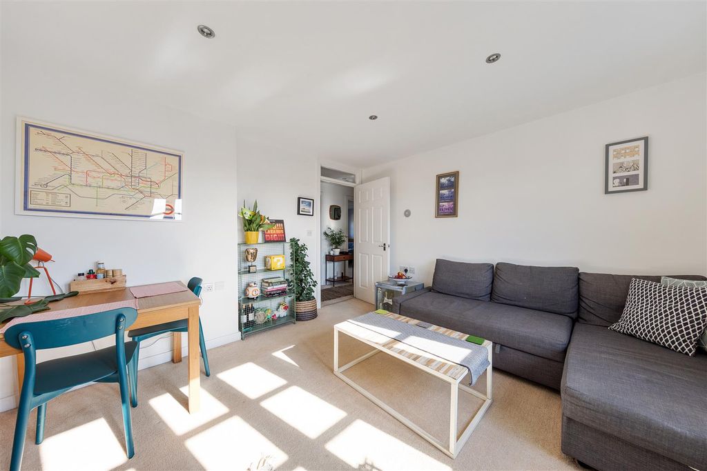 Property photo 2 of 29 Falmouth Way, E17