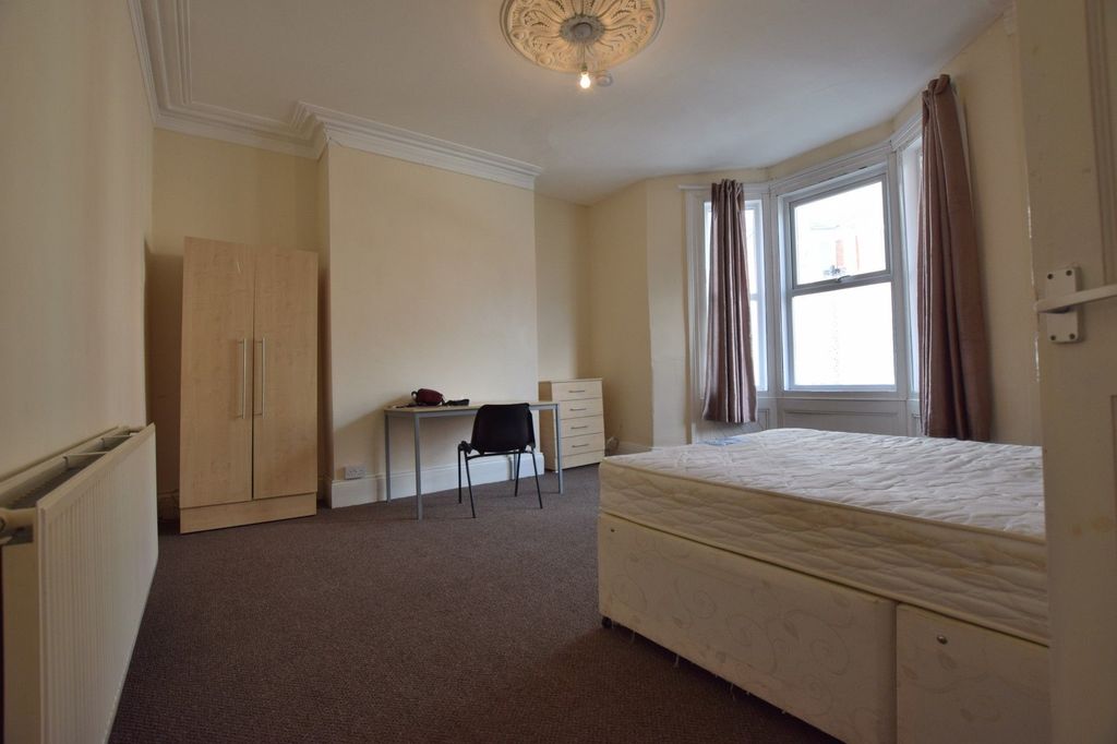 Property photo 1 of 6 Bright, Well-Proportioned Bedroom With A Large Bay...