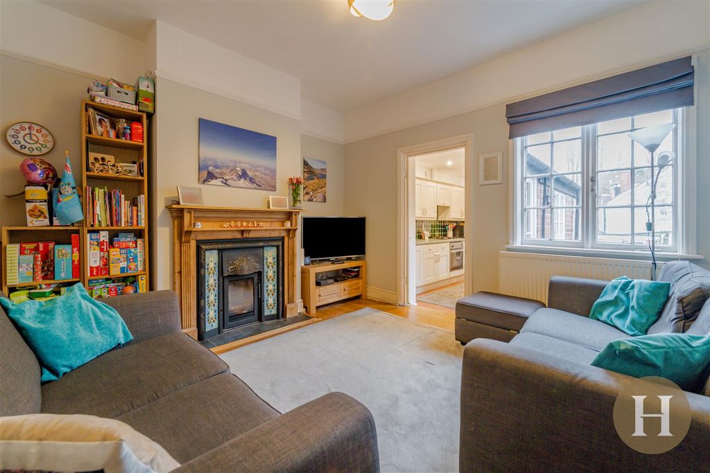Property photo 2 of 32 Hadleigh Estate Agents-4.Jpg