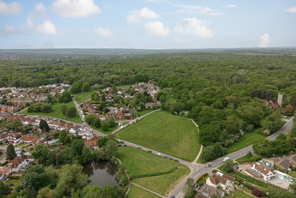 Property photo 2 of 28 Bracken Path