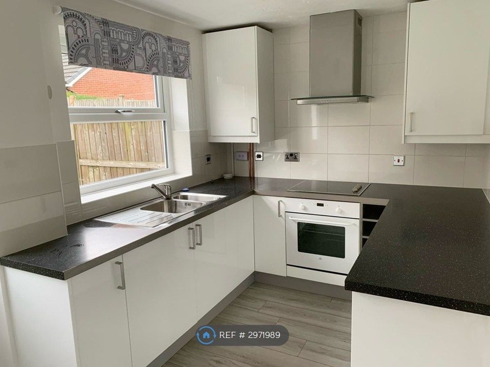 Property photo 3 of 14 Kitchen