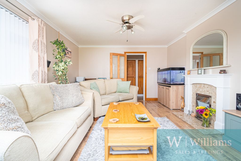 Property photo 3 of 18 Lounge