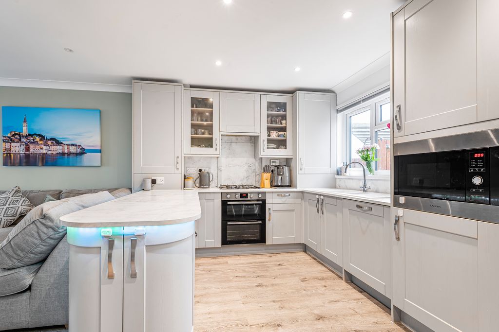 Property photo 3 of 23 Kitchen