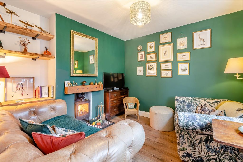 Property photo 3 of 17 Lounge