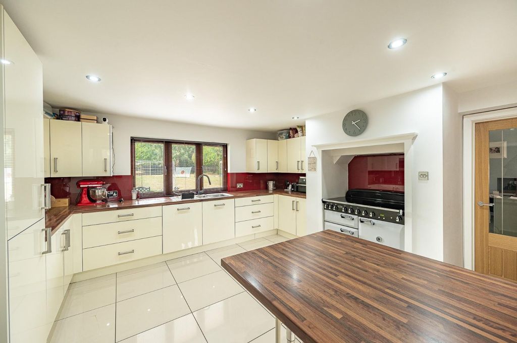 Property photo 3 of 23 Kitchen/Breakfast Room