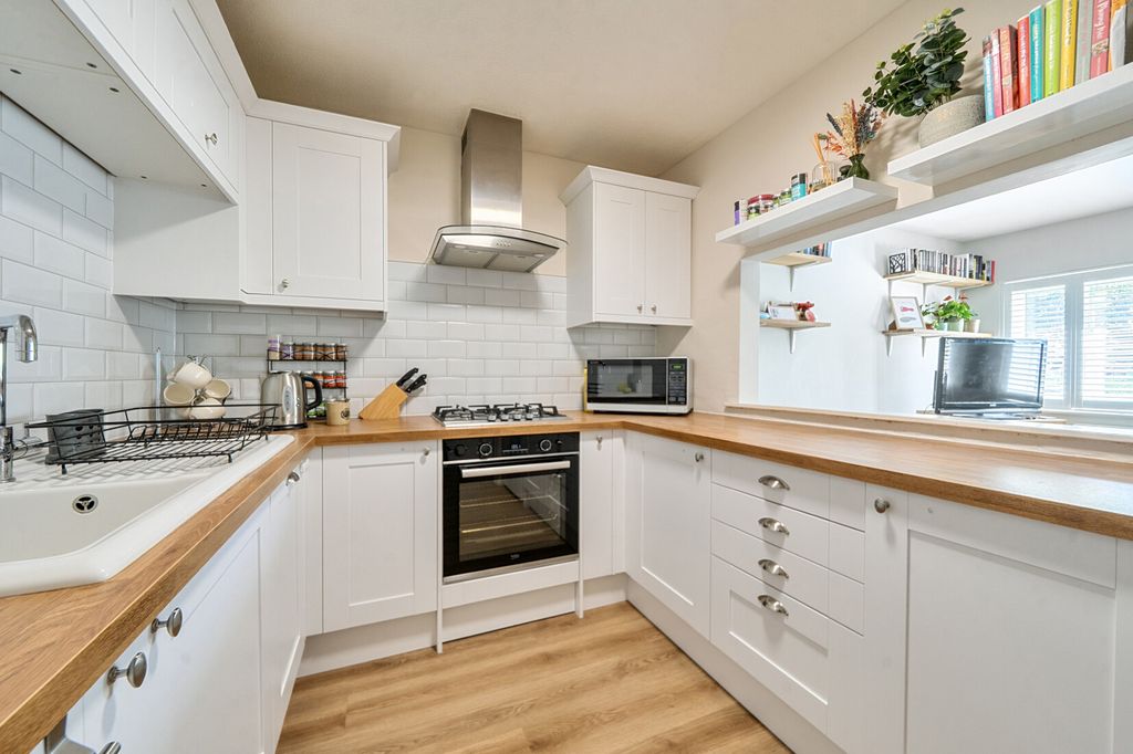 Property photo 3 of 19 Kitchen