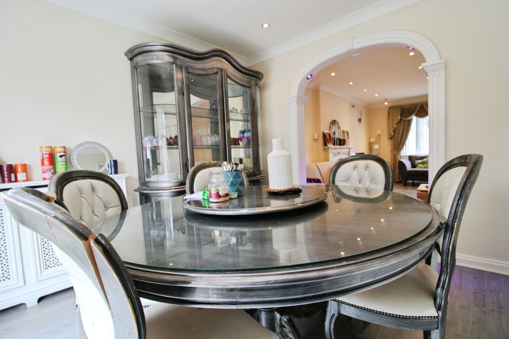 Property photo 3 of 10 Dining Room