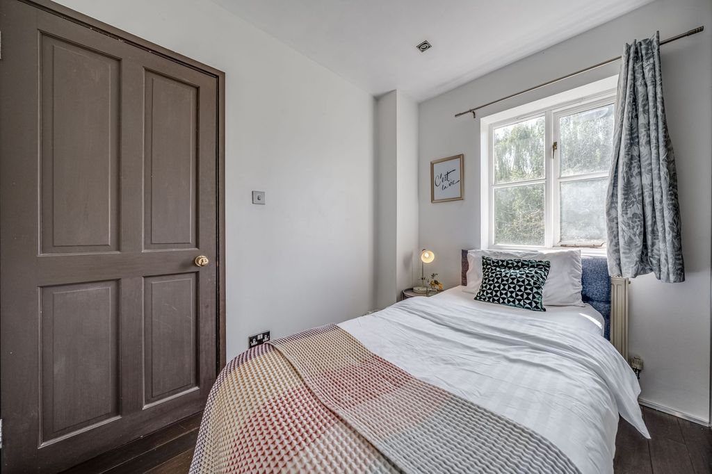 Property photo 3 of 19 A Bright And Cozy Single Bedroom Featuring A Neatl...