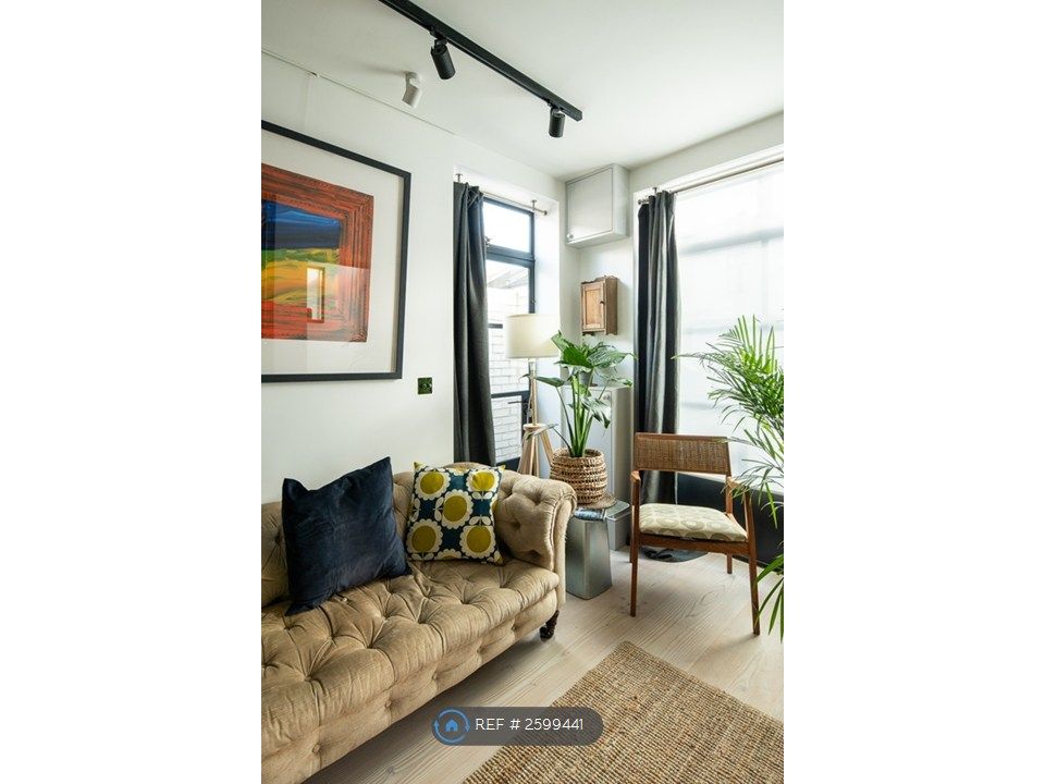 Property photo 3 of 15 Lounge Area