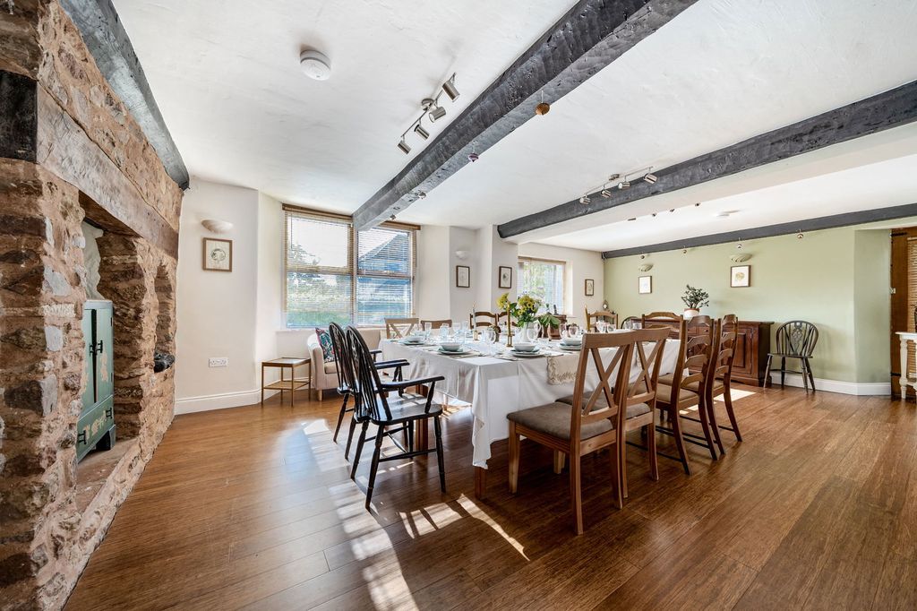 Property photo 3 of 34