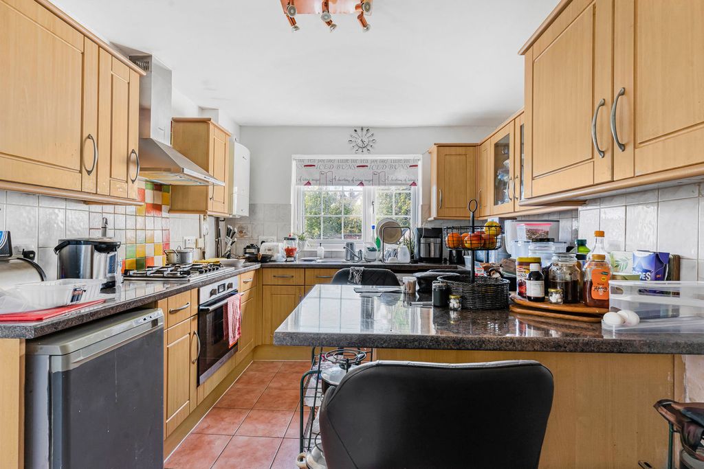 Property photo 3 of 27 Kitchen