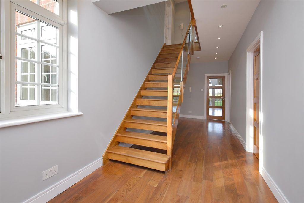 Property photo 2 of 27 9921.Jpg