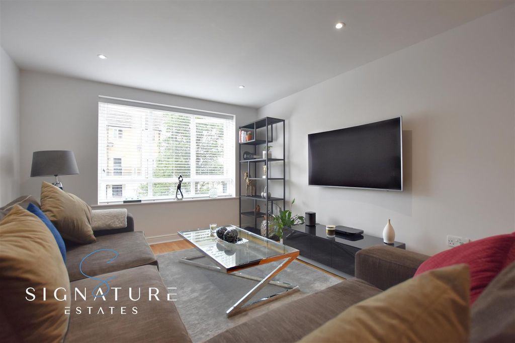 Property photo 2 of 9 Lounge/ Dining Area