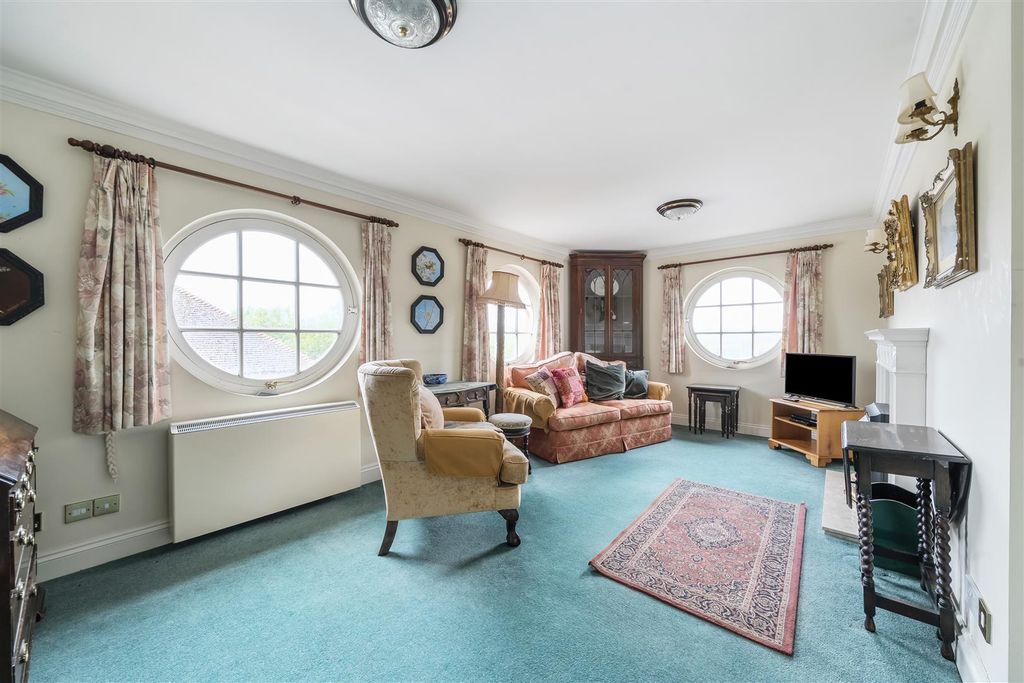 Property photo 2 of 18 Sitting Room