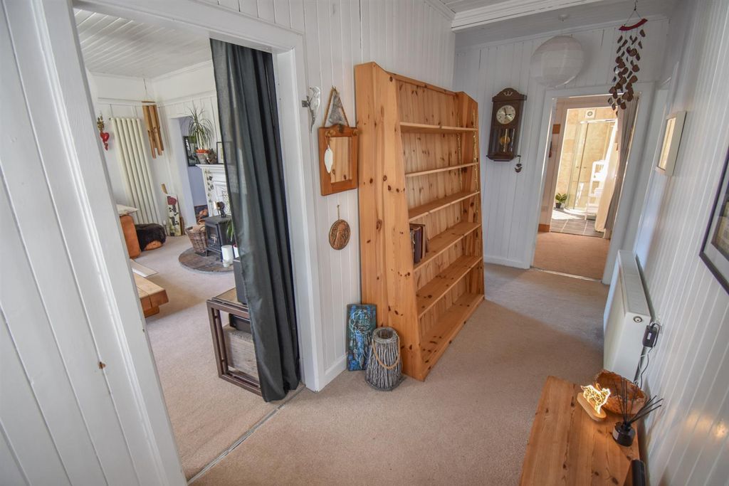 Property photo 3 of 43 Entrance Hall