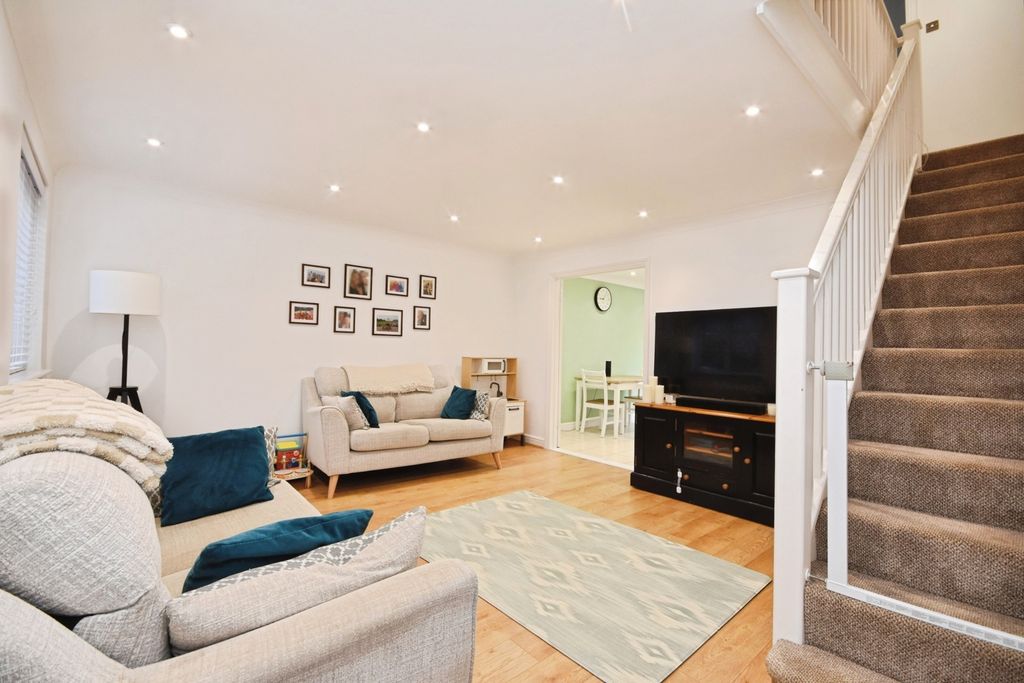 Property photo 2 of 20 Lounge