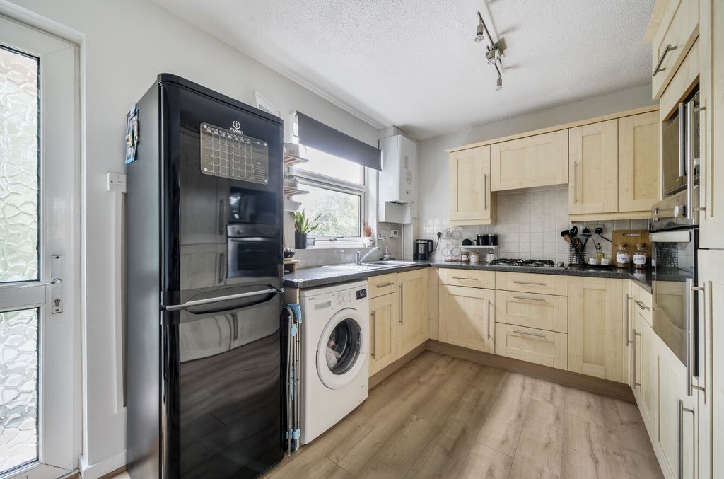 Property photo 3 of 17 Kitchen