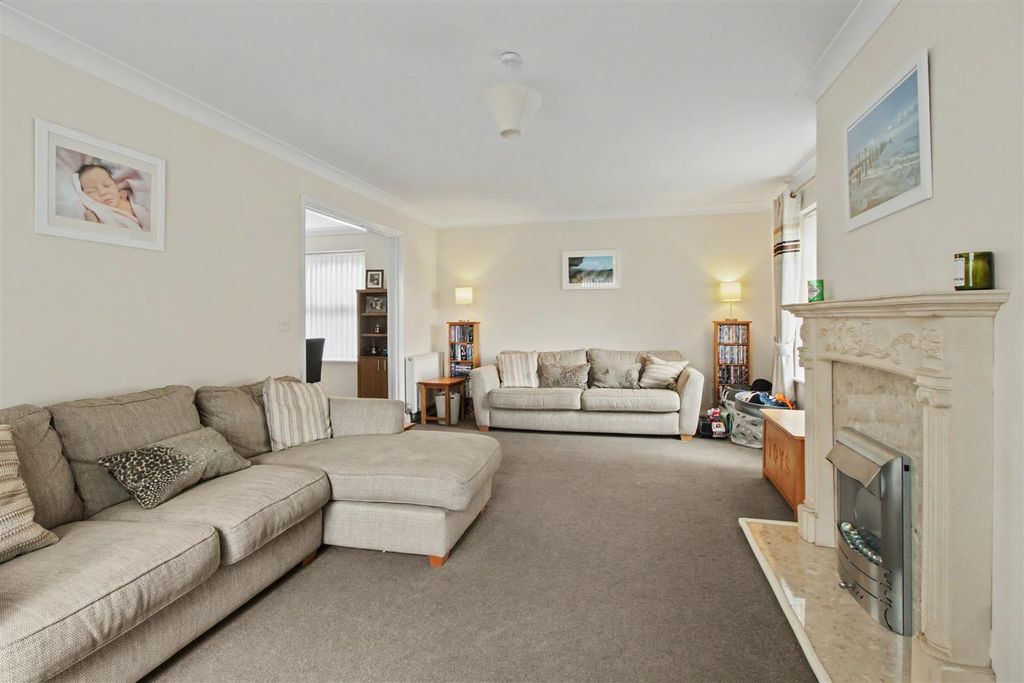 Property photo 3 of 22 Lounge