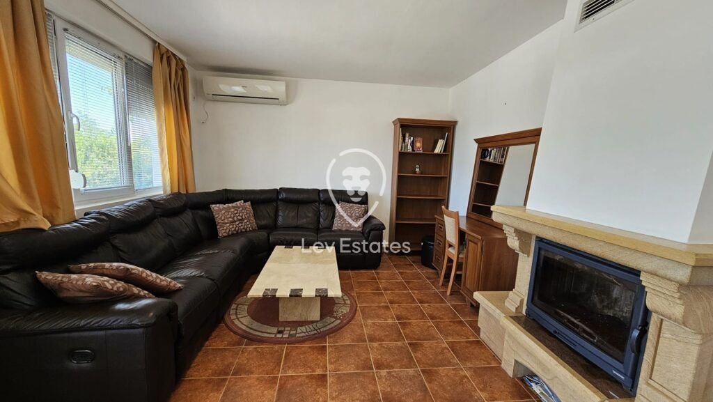 Property photo 2 of 21