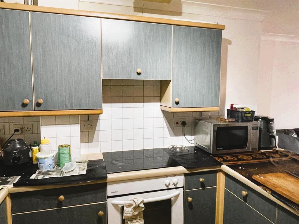 Property photo 3 of 6 Kitchen