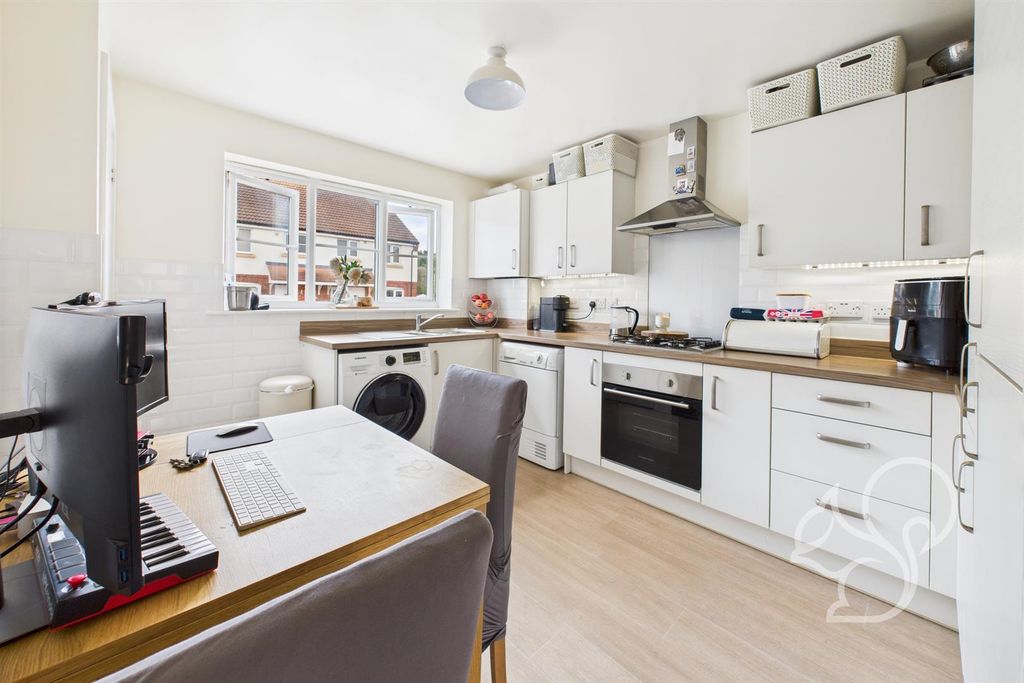 Property photo 3 of 11 Kitchen
