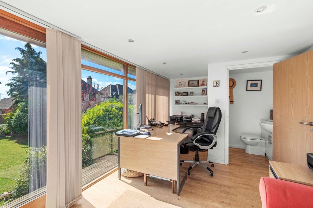 Additional image 23 of 4 bed detached house for saleAmersham Hill Drive, High Wycombe HP13