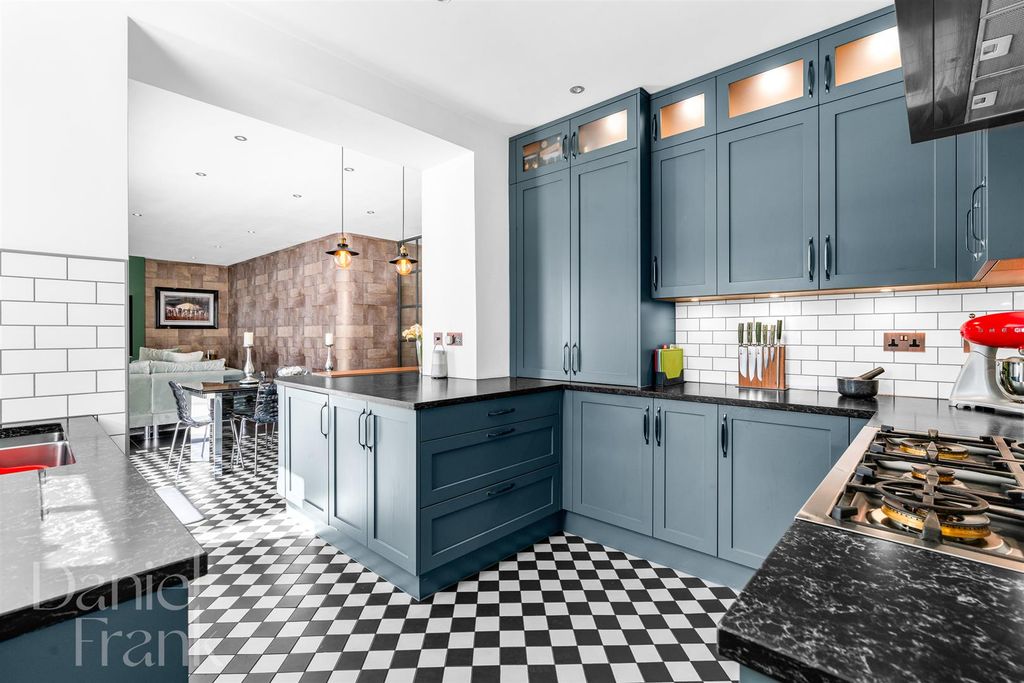 Additional image 6 of 5 bed detached house for saleThe Uplands, Loughton IG10