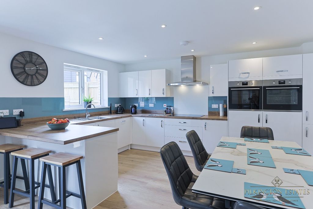 Property photo 2 of 19 4557723