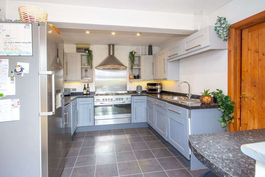 Property photo 3 of 15 Kitchen