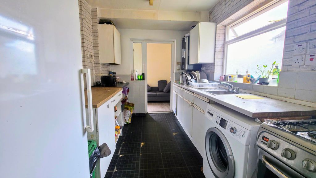 Property photo 3 of 17 Kitchen