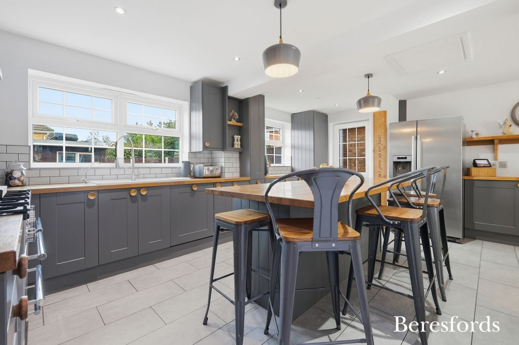 Property photo 2 of 37 Picture No. 27