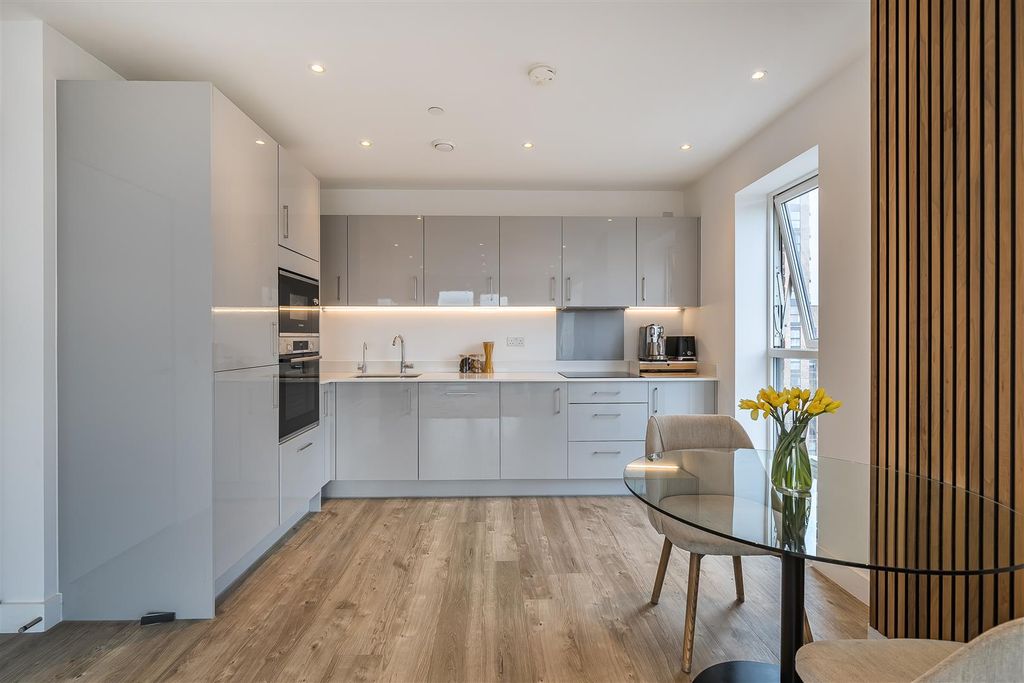 Property photo 2 of 20 1406769-14-6980Ae757F6A5.Jpg