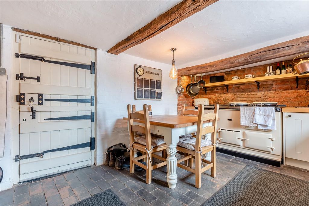 Property photo 2 of 22 8649646-Interior01.Jpg