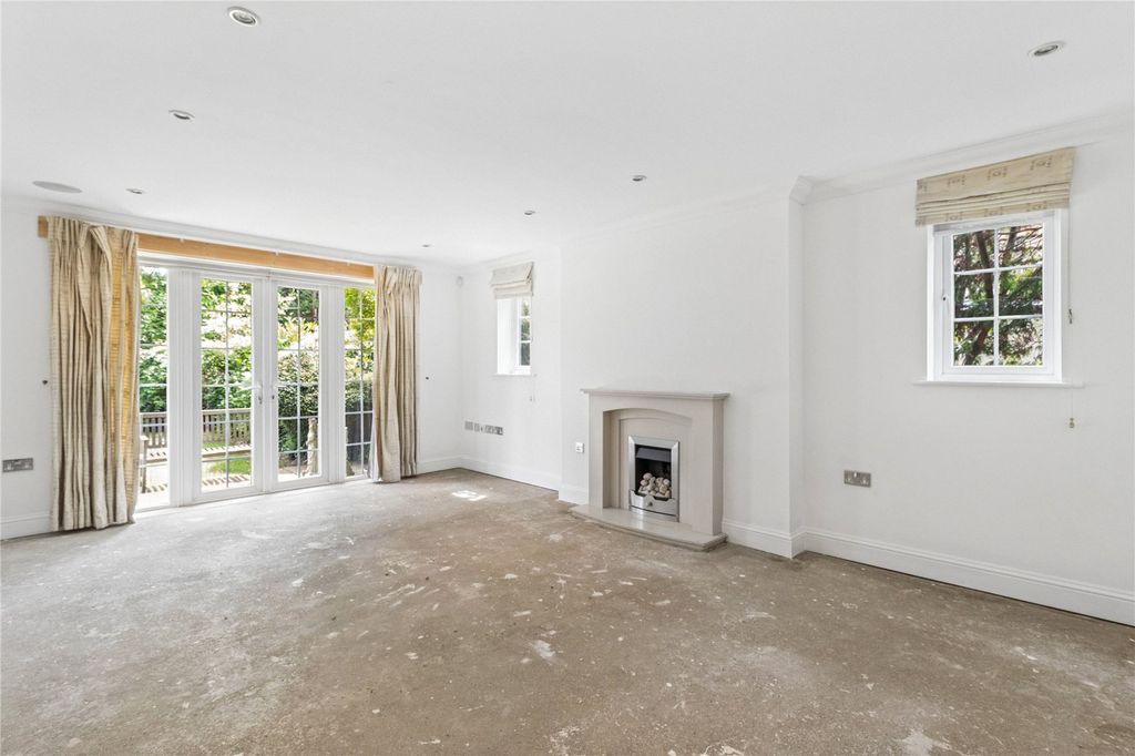 Property photo 2 of 12 Sitting Room