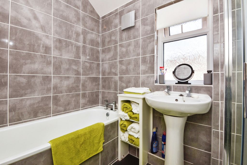 Property photo 3 of 17 Bathroom