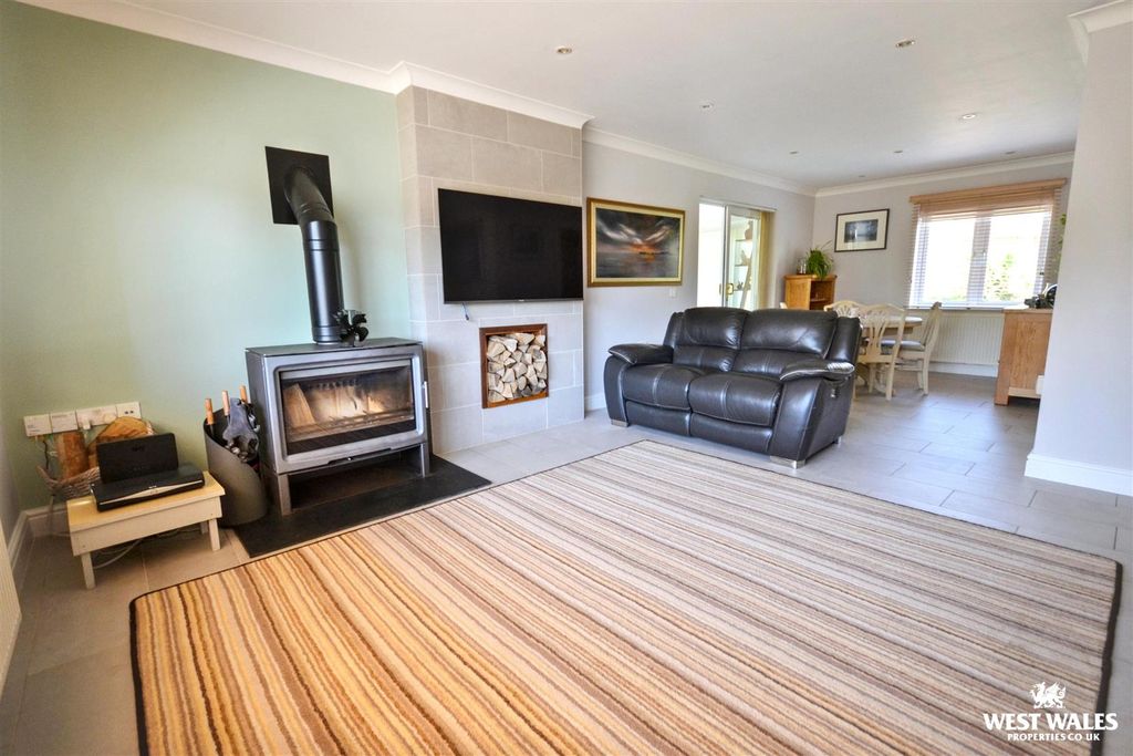 Property photo 2 of 23 Best Lounge Photo 1.Jpg