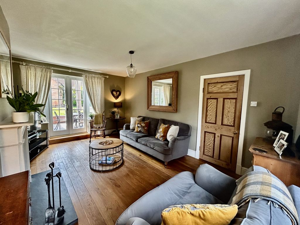 Property photo 3 of 18 Living Room
