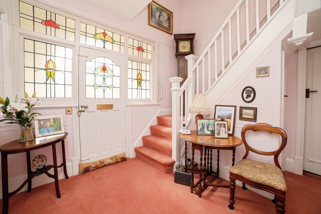 Property photo 3 of 17 Entrance Hall
