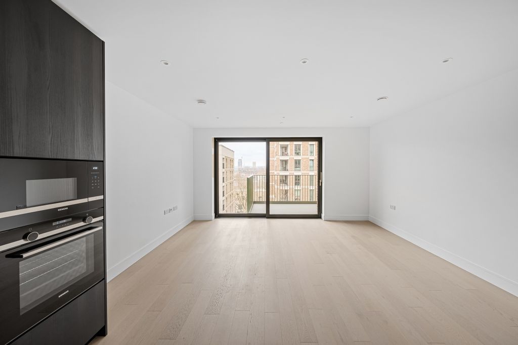 Property photo 1 of 8 Elephant Park-C60...