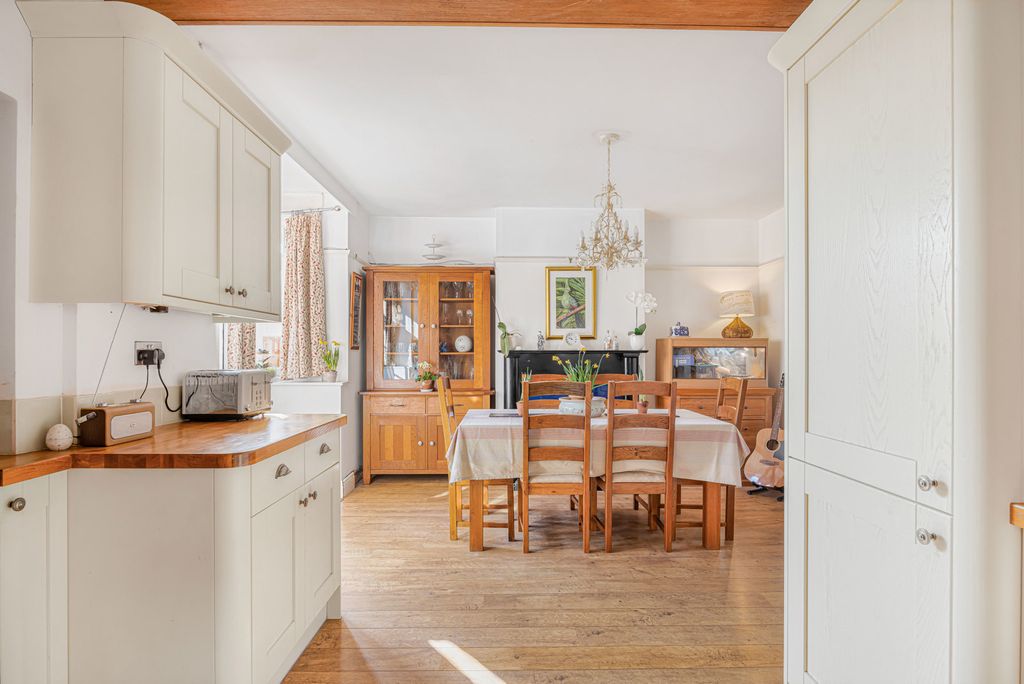 Property photo 3 of 17 Kitchen