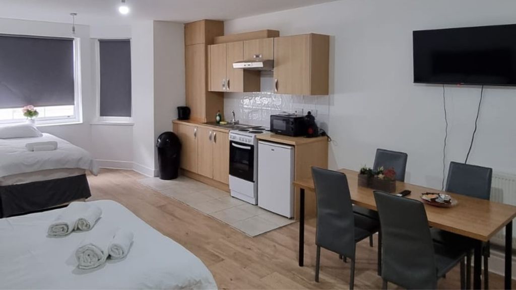 Property photo 3 of 6 A Spacious And Stylish Living Area Featuring Moder...