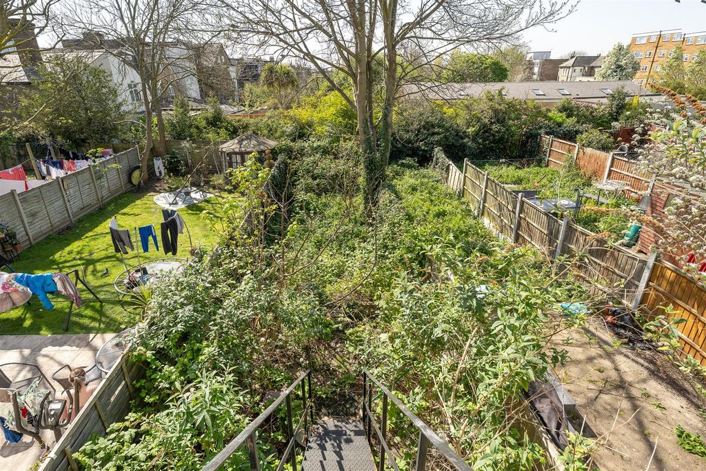 Property photo 3 of 18 Fairlop Road, E11