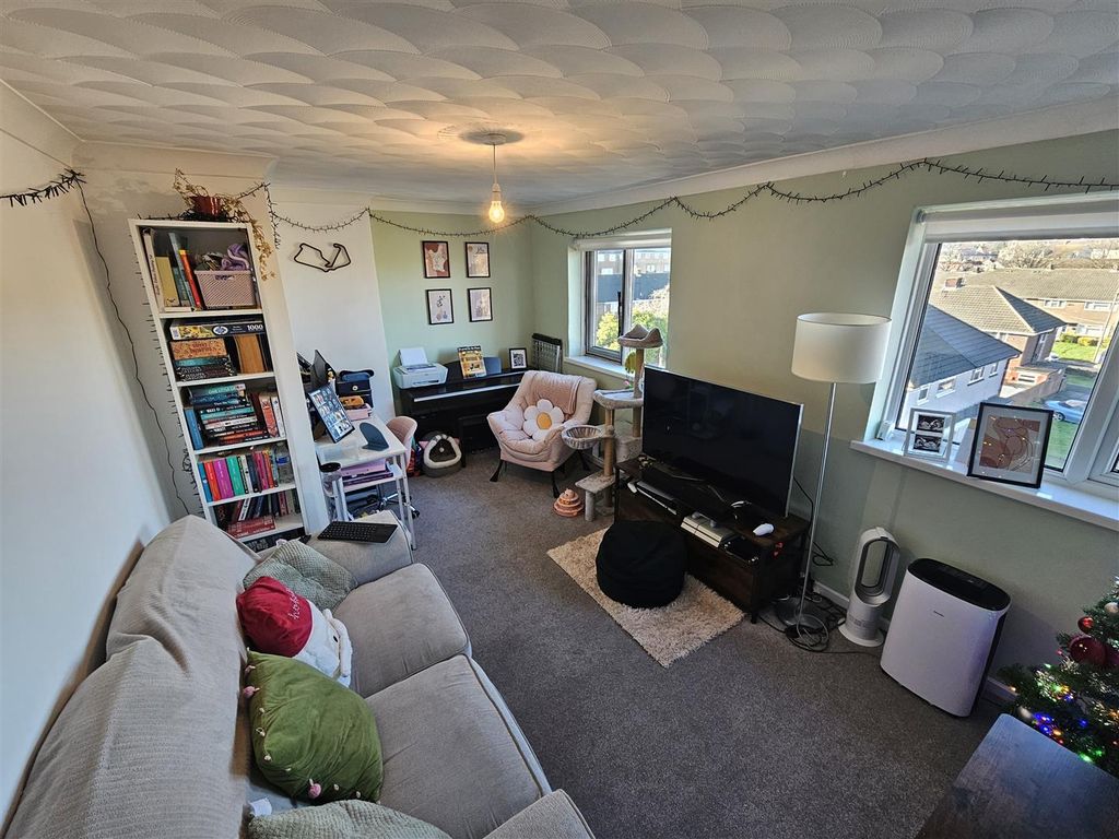 Property photo 2 of 11 Lounge