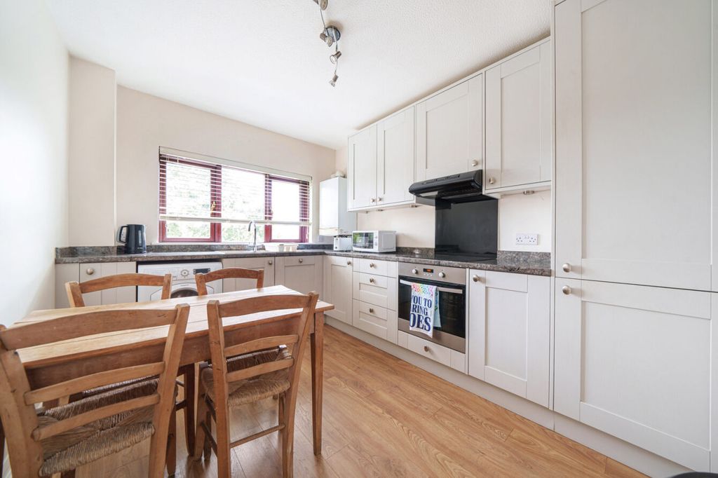 Property photo 3 of 7 Kitchen 2